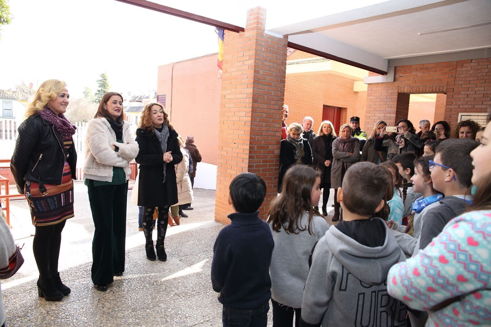 Llegada de la Alcadesa de Castilleja de la Cuesta y la Consejera de Educacion al colegio CEIP Luis Cernuda.